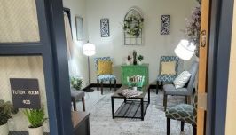 Tutor room with rug, 4 chairs and a coffee table with books